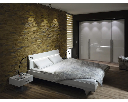 Modernt sovrum med dubbelsäng, nattduksbord och stor garderob