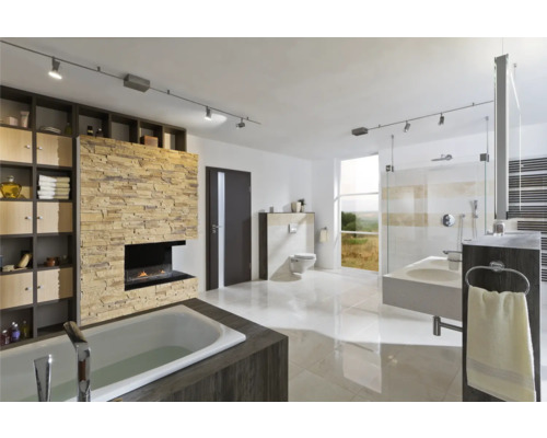 Ljust badrum med badkar, dusch, toalett, handfat, hylla och öppen spis