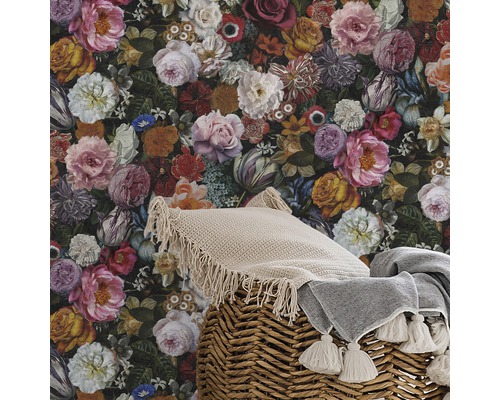 Blommig tapet med korg, kudde och filt