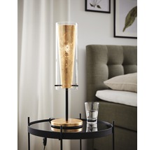 Dekorativ bordslampa med guldfärgad accent på nattduksbordet