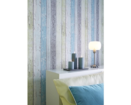 Väggdesign med tapet i träoptik, ljus och lampa