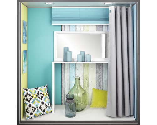Dekorativ hylla med gardin, persienn, spegel, ljus, kuddar och glasflaskor
