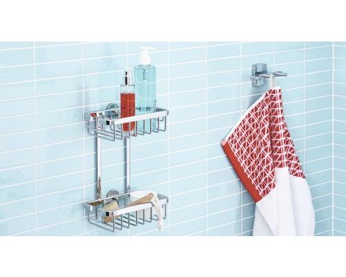 Badrum med duschhylla, handdukshängare och handduk