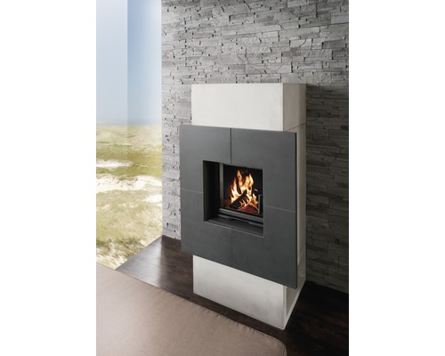 Modern kamin med stenbeklädnad och brinnande eld i vardagsrummet