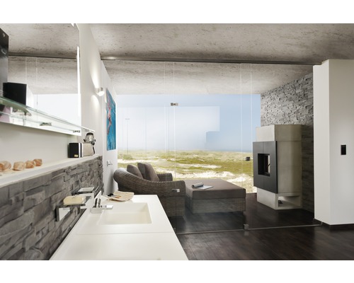 Modern inredning med handfat, öppen spis och sittgrupp med havsutsikt