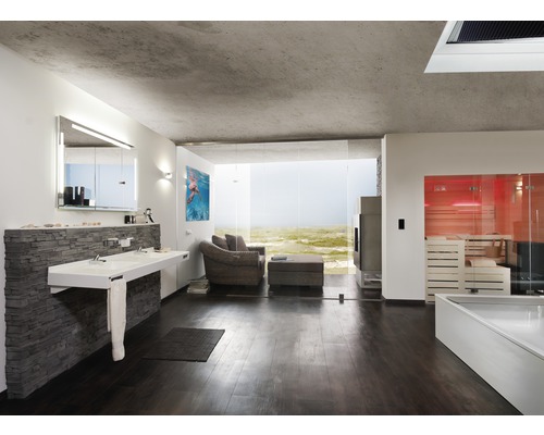 Badrum med dubbla handfat, sittgrupp, öppen spis och bastu