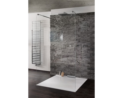 Dusch i marknivå med glasvägg och stenvägg