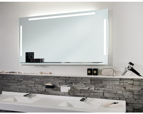 Badrum med belyst spegel och dubbla handfat.