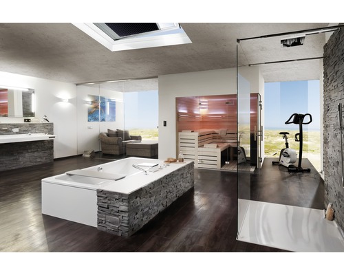 Badrum med badkar, bastu och träningsmaskin