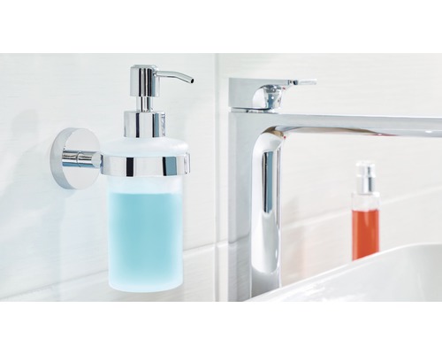Vägghängd tvålpump i krom i badrummet