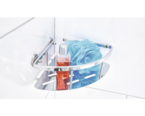 Hörnshylla i metall med duschgel och badsvamp