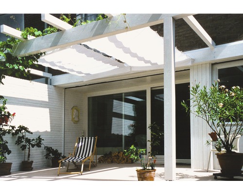 Terrass med pergola och solskyddssegel, solstol och växter i krukor.