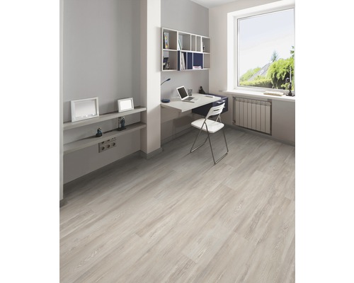 Modernt arbetsrum med ljust trägolv, skrivbord och hyllor