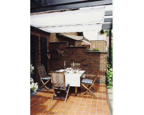 Terrass med sittgrupp i trä, bord och solsegel