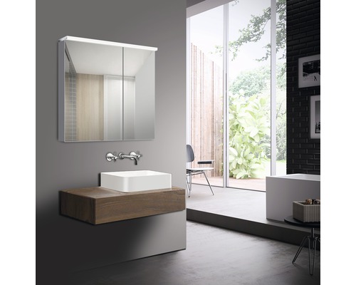 Modernt badrum med spegelskåp, tvättställsskåp och tvättställ ovanpå bänken