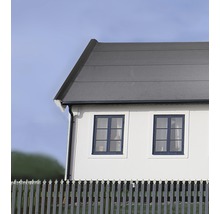 Vy över ett hus med grått tak, vita väggar och ett staket