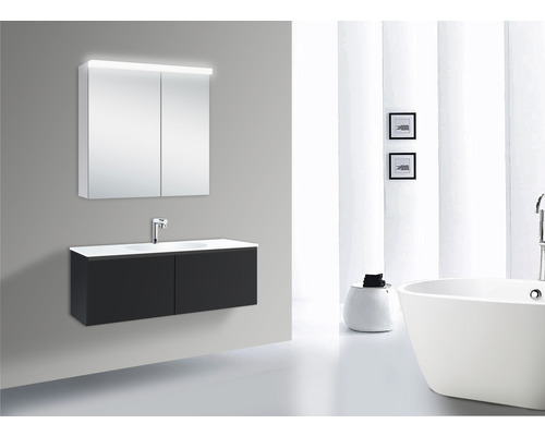 Modernt badrum med tvättställsskåp, tvättställsskål, spegelskåp med belysning och badkar