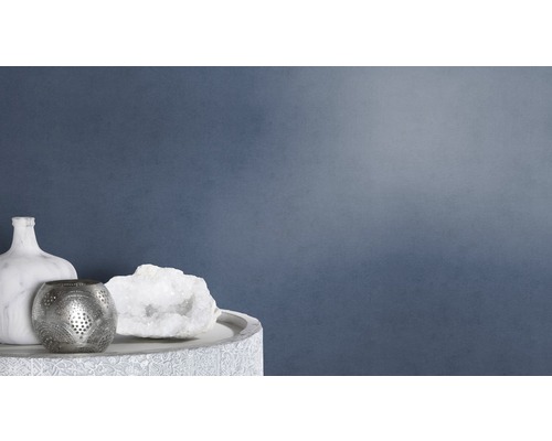 Dekorativ bordsdekoration med marmorvas, värmeljushållare i metall och vit kvarts på ett utsmyckat bord