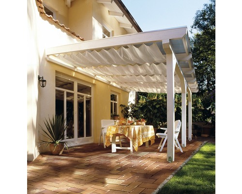 Terrass med tak, bord och stolar