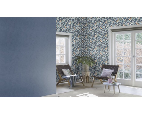 Vardagsrum med mönstrad tapet, stolar och fönster