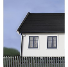 Vy över ett hus med bitumentak och trästaket