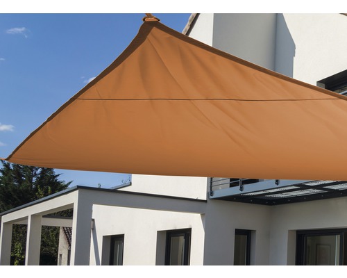 Triangulärt solsegel ovanför en terrass