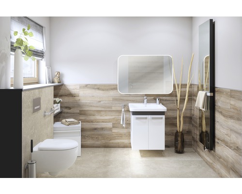 Badrum med handfat, spegel, toalett och trävägg