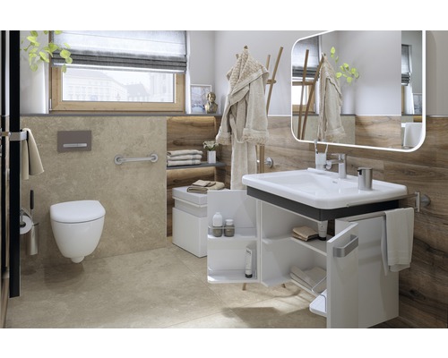 Modernt badrum med toalett, tvättställ, spegel och förvaringsutrymmen