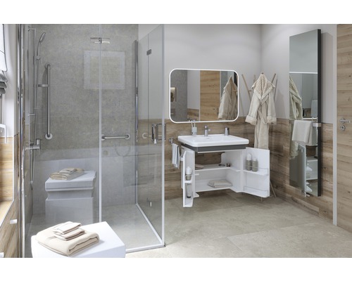 Badrum med duschkabin, tvättställ med underskåp, spegel och handdukshållare