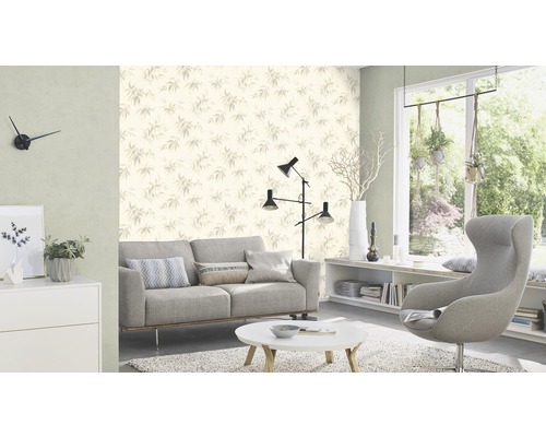 Vardagsrum med soffa, fåtölj, bord och tapet med bladmönster
