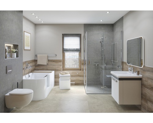 Badrum med duschkabin, badkar med dörr, handfat och vägghängd toalett för tillgängligt boende