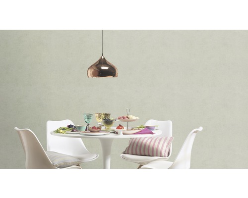 Matsal med matbord, stolar och hängande lampa