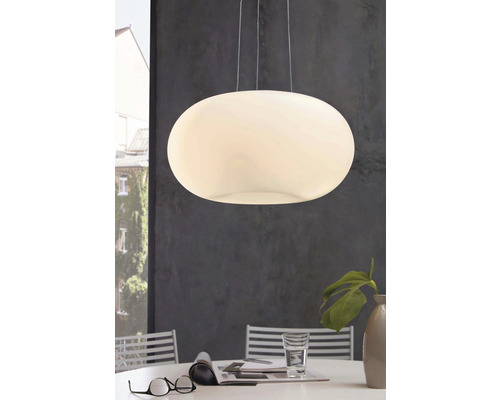 Ovalformad hänglampa över ett matbord
