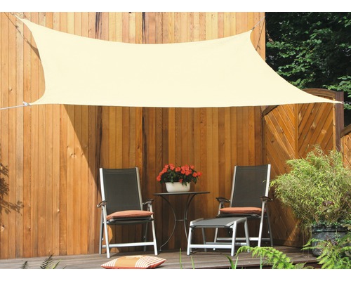 Scen med solsegel över trädgårdsmöbler på en träterrass