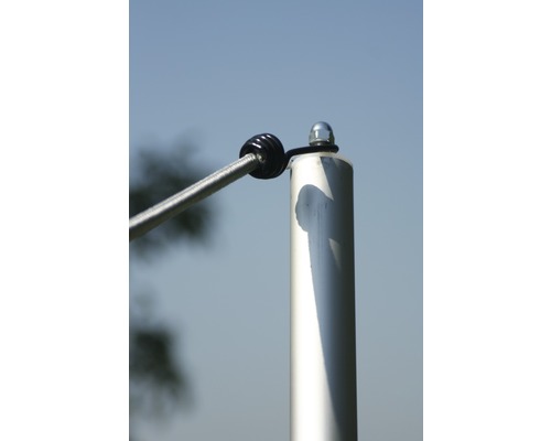 Detaljvy av en staketstolpe med vajer och fästelement