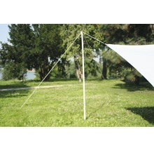 Solsegel med mast på en gräsmatta