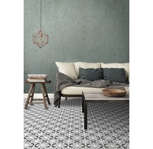 Vardagsrum med mönstrade plattor, soffa, bord och dekoration