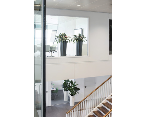 Interiörbild av ett trapphus med krukväxter på olika nivåer.