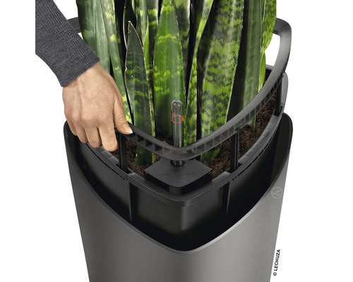 Närbild av en blomkruka med bevattningssystem och vattennivåindikator