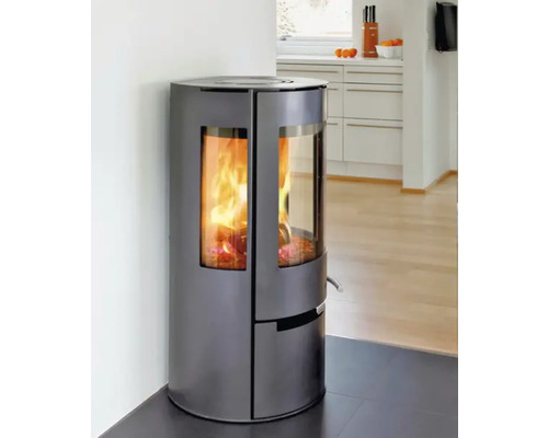 Braskamin med ved i vardagsrummet