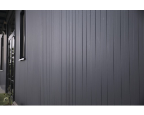 Fasad med vertikala paneler och fönster