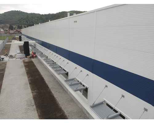 Industribyggnad med fasad och fönsterluckor