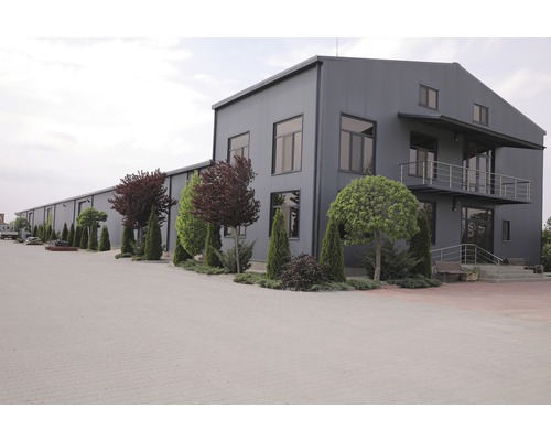 Byggnad med fönster och träd