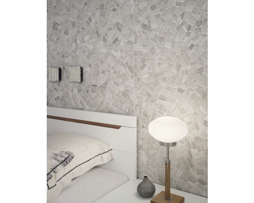 Sovrum med mosaikvägg, sänglampa och vit säng