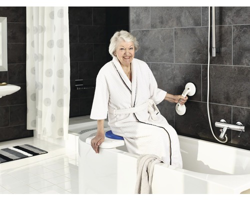 Kvinna i ett badrum med badlift och stödhandtag