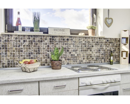 Köksscen med mosaikplattor, fruktkorg och elspis