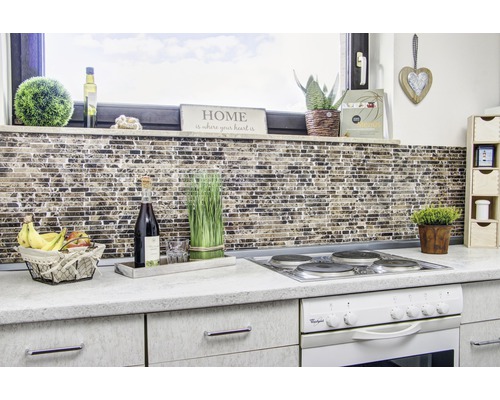 Köksscen med mosaikplattor, fruktkorg och spishäll