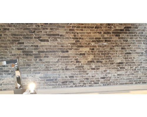 Väggdekoration med stenpaneler i tegelstenslook