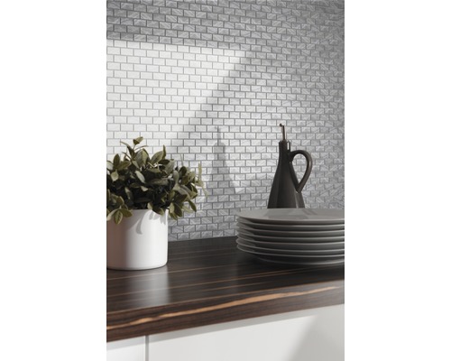 Köksscen med tegelmosaikplattor, porslin och dekoration