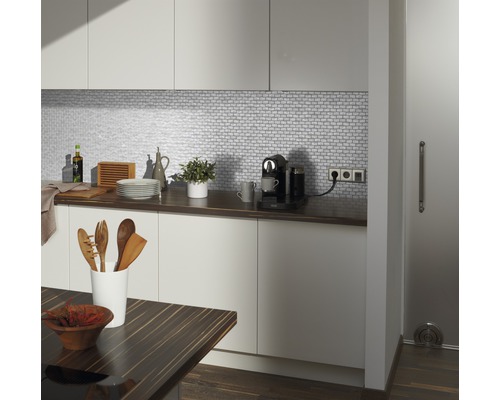 Modernt kök med vita skåp, mosaikplattor och bänkskiva i trä